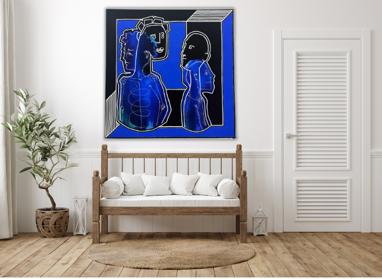 Minimalistisch eingerichteter Raum mit einer schlichten Holzbank, weißen Kissen und einer Pflanze in einem Korb. Über der Bank hängt das Gemälde Reisen von Elisa Zelmer. Das Bild zeigt abstrakte, blau-schwarze Figuren mit weißen Linien vor geometrischen Formen.