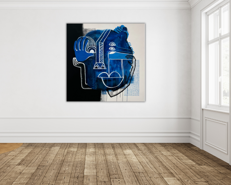 Das Gemälde Endlich von Elisa Zelmer hängt in einem hellen, modernen Raum mit Holzfußboden und großen Fenstern. Das Werk zeigt ein abstraktes Gesicht in kräftigen Blautönen, Schwarz und Weiß, durchzogen von grafischen Linien und Symbolen.