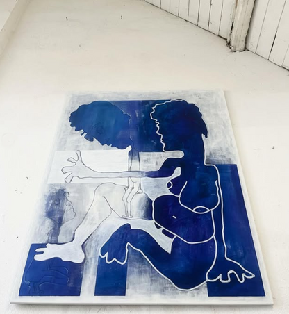 Abstrakte Figuren in Blau – Gemälde „Endlich und der Faktor π“ von Elisa Zelmer, Mixed Media auf Leinwand. Liegend auf dem weißen Boden