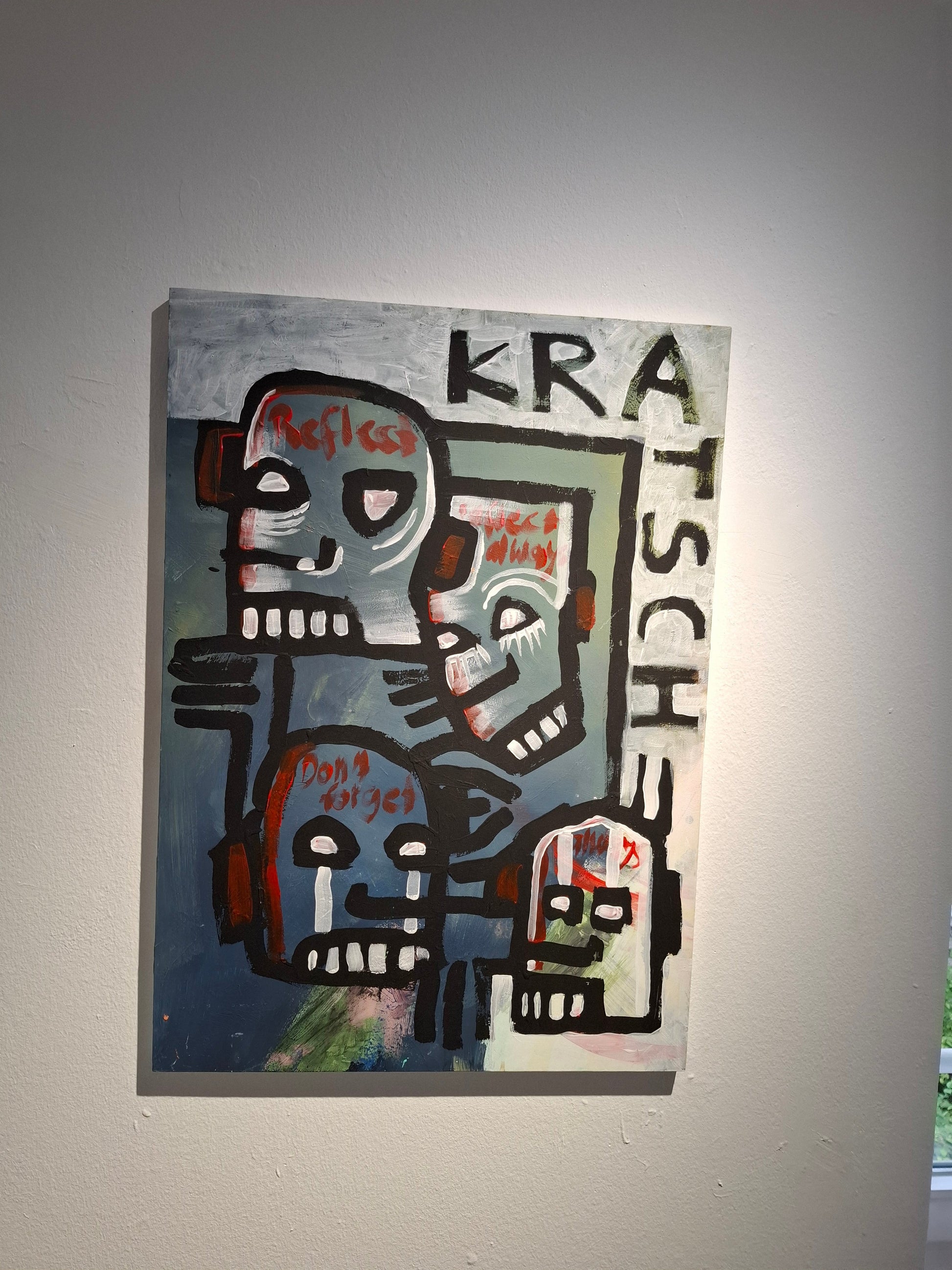 Abstraktes, expressiv gemaltes Bild mit vier maskenhaften Köpfen in Schwarz, Weiß und Rot, Mixed Media Werk von Elisa Zelmer auf einer weißen Wand