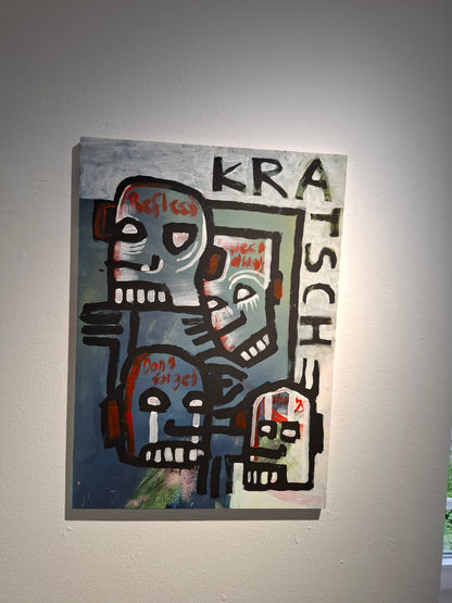 Abstraktes, expressiv gemaltes Bild mit vier maskenhaften Köpfen in Schwarz, Weiß und Rot, Mixed Media Werk von Elisa Zelmer auf einer weißen Wand