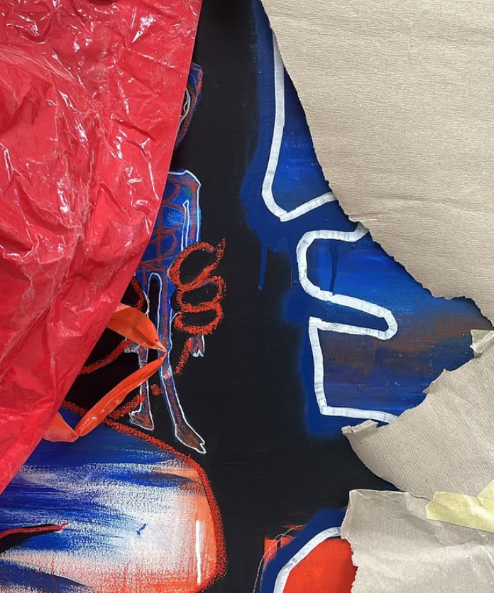 Ausschnitt eines Gemäldes mit abstrakten blauen, roten und weißen Formen, teilweise verdeckt von zerknittertem rotem Kunststoff und beigem Papier.