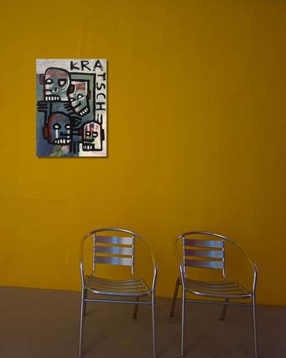 "Kratsch" Abstraktes, expressiv gemaltes Bild mit vier maskenhaften Köpfen in Schwarz, Weiß und Rot, Mixed Media Werk von Elisa Zelmer auf einer gelben Wand mit Alustühlen im Vordergrund